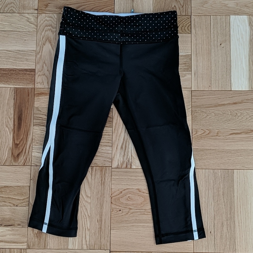 Luluemon black crops, size 6